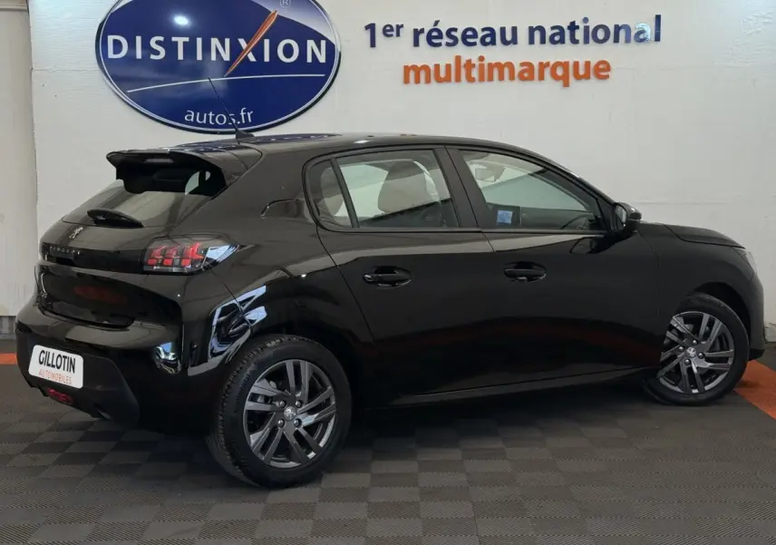 Peugeot 208 noire vue de profil côté gauche, avec jantes alliage et feux arrière LED distinctifs.