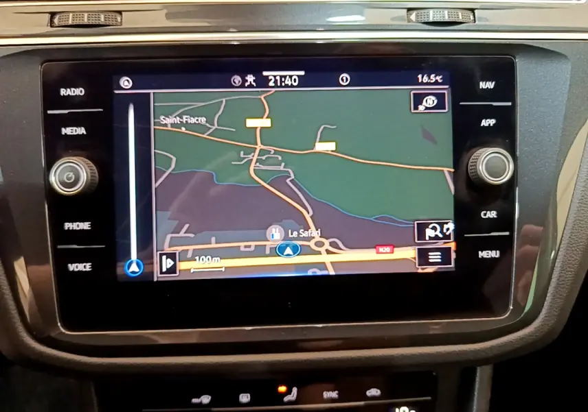 Écran tactile de navigation 8 pouces du Volkswagen Tiguan 2.0 TDI 150 DSG7 Life Business affichant une carte routière.