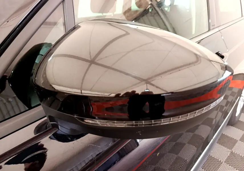 Rétroviseur noir côté gauche du Volkswagen Tiguan 2.0 TDI 150 DSG7 Life Business avec clignotant intégré.