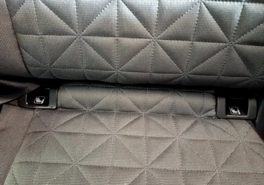 Détail de la banquette arrière noire du Volkswagen Tiguan 2021 montrant les fixations Isofix intégrées.