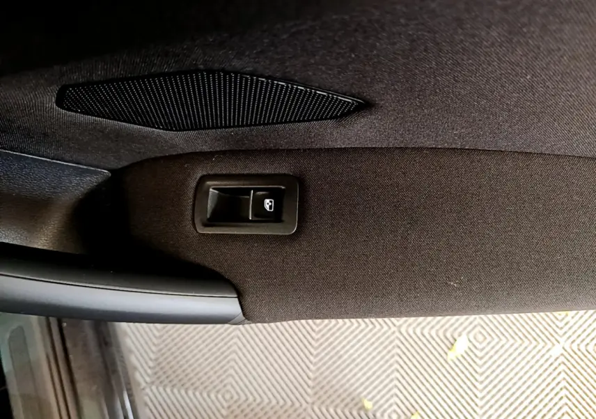 Détail de la commande de lève-vitre sur la portière intérieure côté conducteur du Volkswagen Tiguan noir 2021.