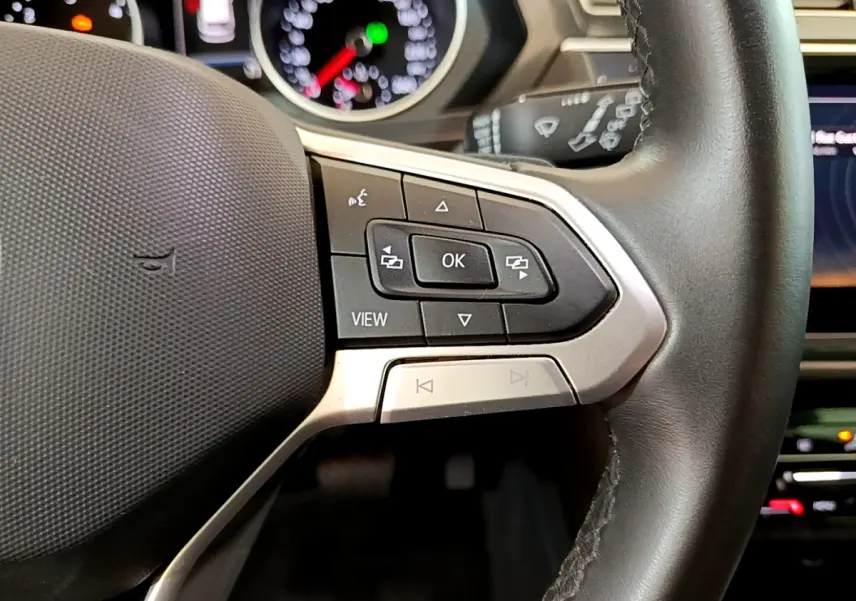 Gros plan sur les commandes multifonctions côté droit du volant cuir noir du Volkswagen Tiguan 2021.