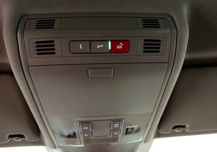 Panneau de commandes au plafond intérieur du Volkswagen Tiguan 2.0 TDI 150 DSG7 Life Business, avec bouton SOS rouge allumé.
