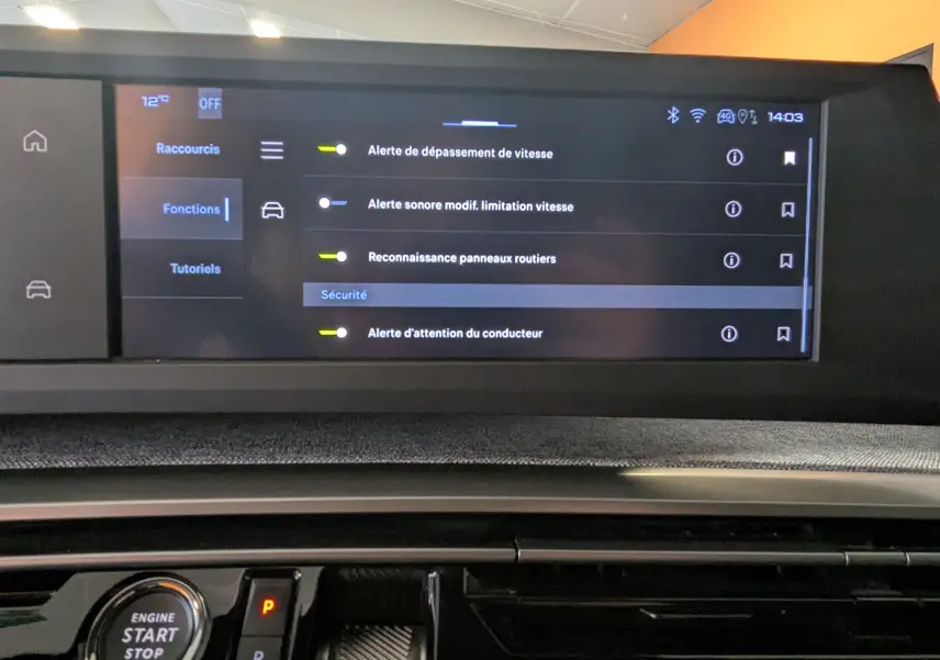 Écran tactile central affichant les options de sécurité du Peugeot 3008 Hybrid blanc, vue intérieure frontale.