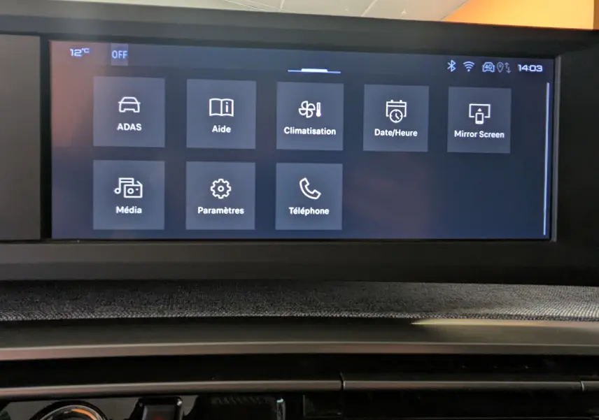Écran tactile central affichant les options de climatisation et multimédia dans l’habitacle du Peugeot 3008 Hybrid blanc.