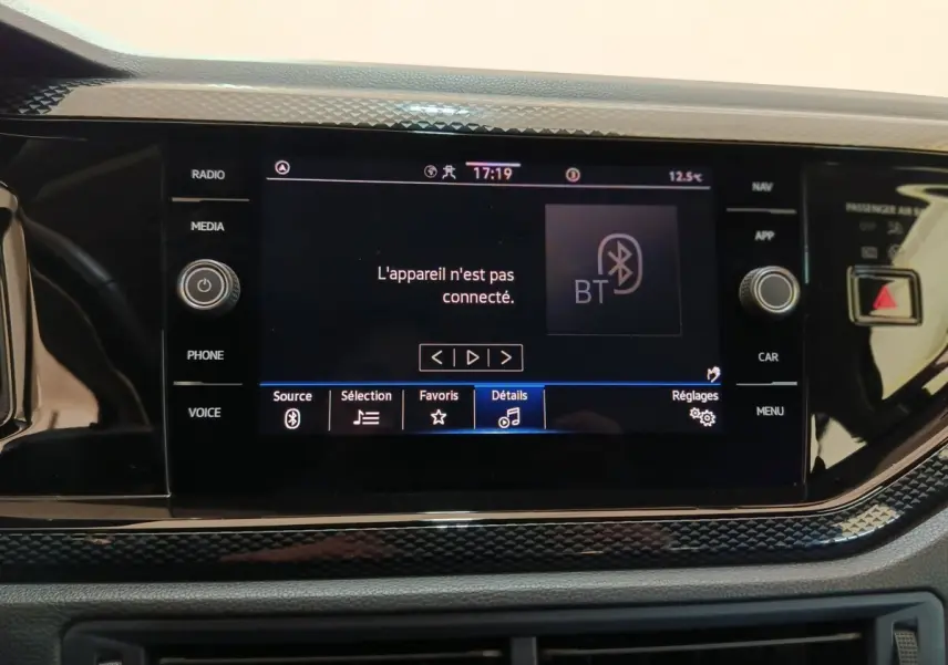 Écran tactile central du tableau de bord du Volkswagen Taigo gris foncé, affichant un message Bluetooth non connecté.