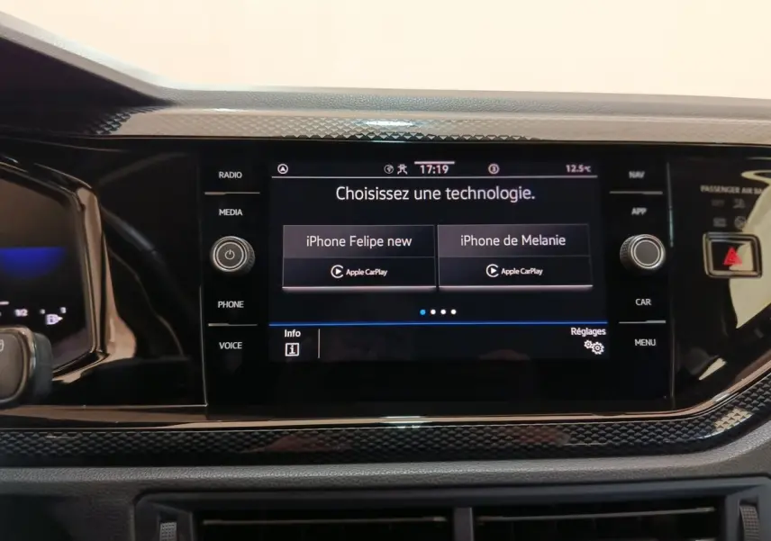 Écran tactile central du tableau de bord du Volkswagen Taigo 2023 affichant la connexion Apple CarPlay.