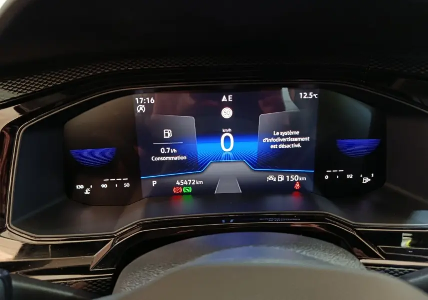 Vue rapprochée du combiné d'instruments numérique du Volkswagen Taigo 2023 affichant vitesse, consommation et alertes.