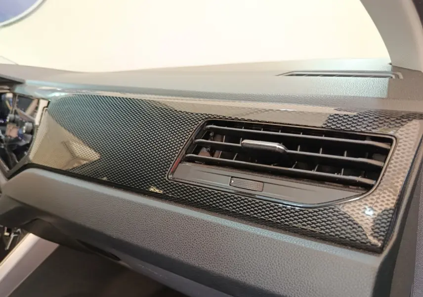 Détail de la grille d’aération droite sur tableau de bord noir texturé du Volkswagen Taigo 1.0 TSI 110 DSG Life Plus 2023.