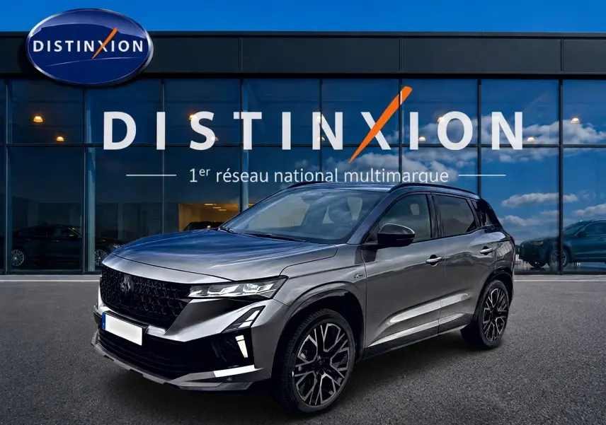 Renault Austral gris schiste en 3/4 avant droit, avec jantes alu noires et calandre noire distinctive.
