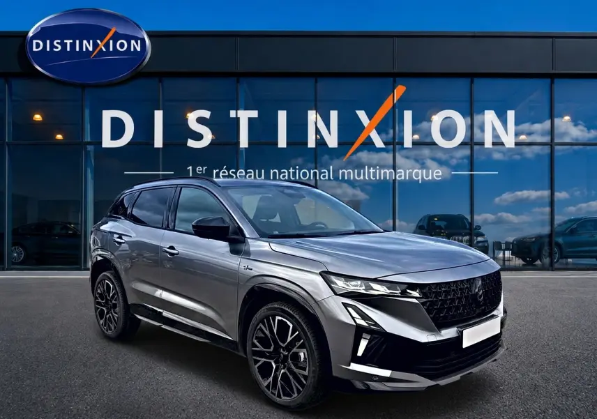Renault Austral gris schiste en 3/4 avant droit, avec jantes noires et calandre noire distinctive esprit Alpine.
