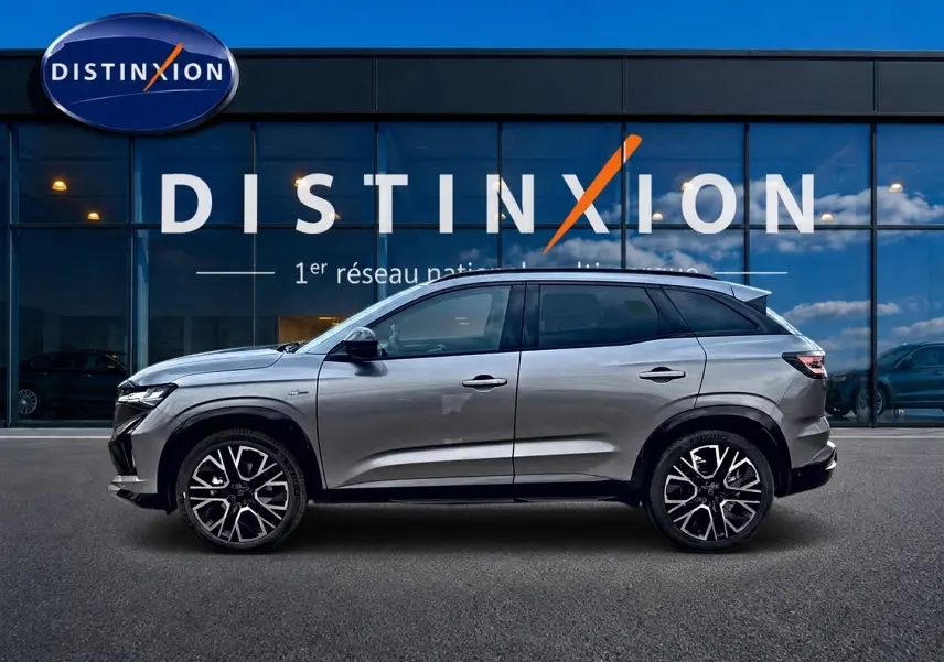 Profil droit du Renault Austral gris schiste 2026 avec jantes alu et toit noir devant une vitrine Distinxion.