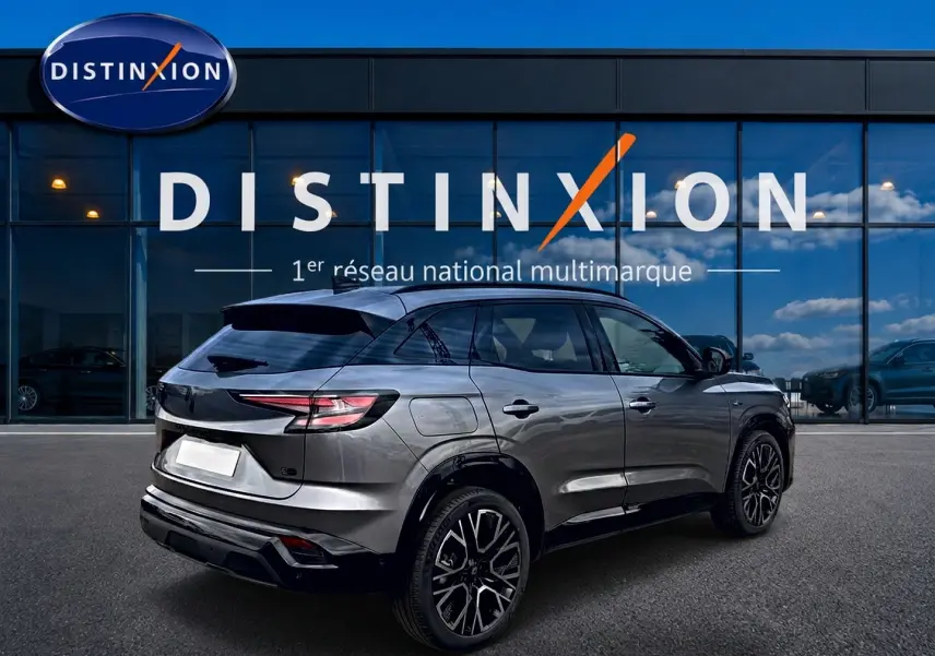 Renault Austral gris schiste en 3/4 arrière droit, avec jantes alu noires et vitres arrière surteintées.