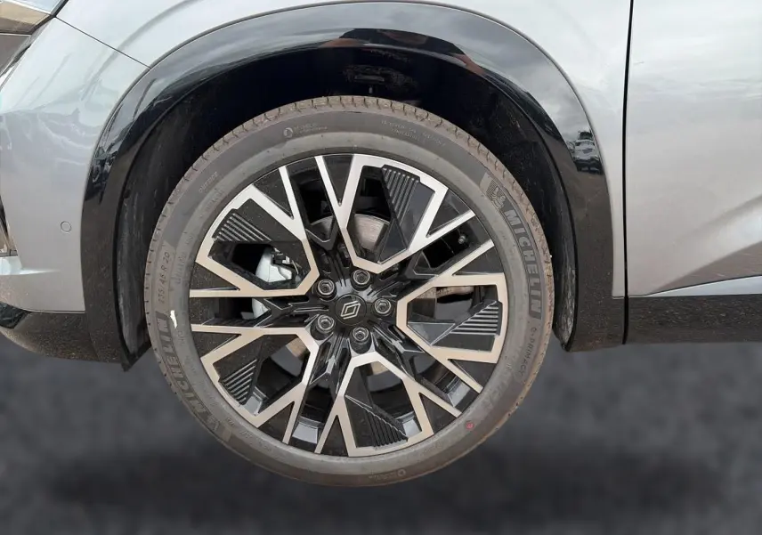 Gros plan sur la roue avant droite du Renault Austral gris schiste avec jante alliage au design géométrique noir et argent.