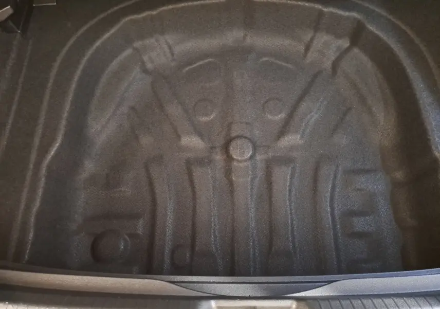 Coffre vide en vue plongeante d'une Volkswagen Golf 1.5 eTSI 150 DSG7 R-Line Edition, intérieur noir.