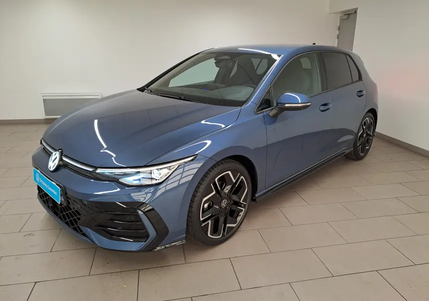 Volkswagen Golf 1.5 eTSI R-Line Bleu Anémone vue 3/4 avant droit en intérieur avec jantes distinctives.