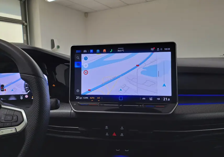 Vue intérieure centrée sur l'écran tactile du système de navigation d'une Volkswagen Golf Bleu Anémone 2025.