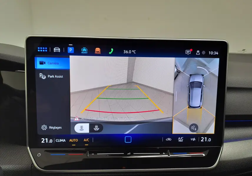 Écran du système d'infodivertissement affichant la caméra 360° d'une Volkswagen Golf Bleu Anémone en vue aérienne et arrière.