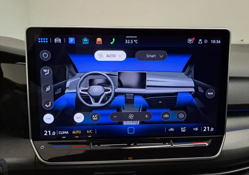 Écran tactile intérieur affichant la commande de climatisation et la vue 3D du tableau de bord de la Volkswagen Golf 2025.