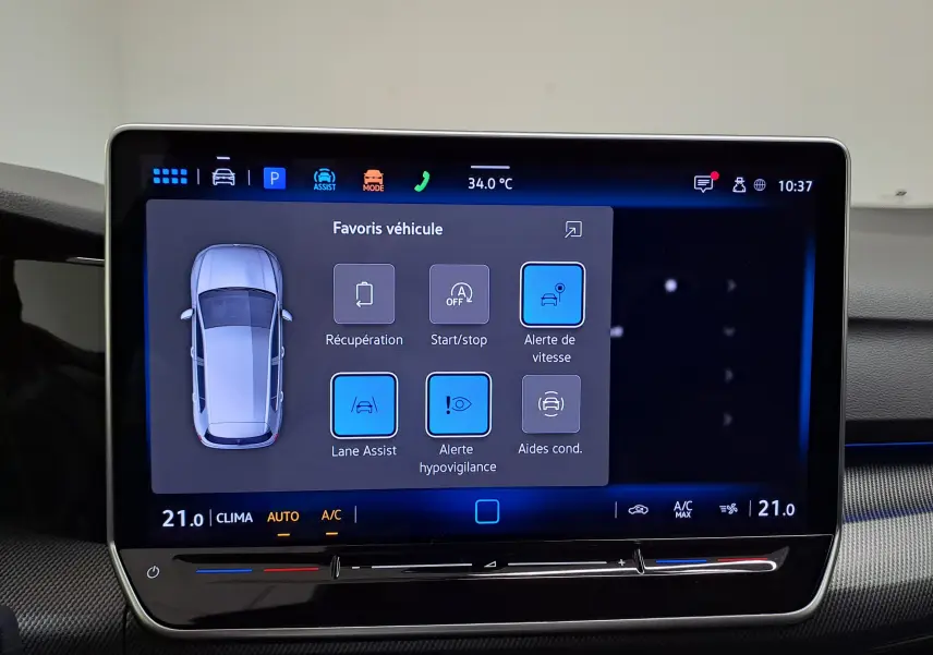 Écran tactile intérieur de la Volkswagen Golf 1.5 eTSI R-Line 2025 montrant les aides à la conduite et la climatisation.