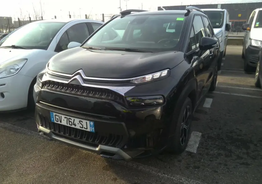 Citroën C3 Aircross noir vue 3/4 avant droit, avec jantes alliage et barres de toit noires brillantes.