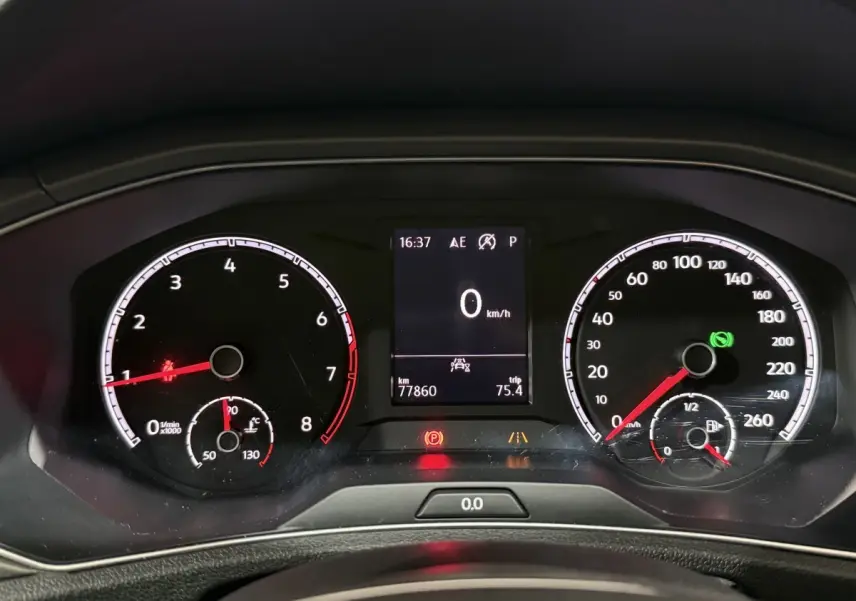 Tableau de bord du Volkswagen T-Roc blanc 2020, affichage digital au centre avec compte-tours et vitesse à zéro km/h.