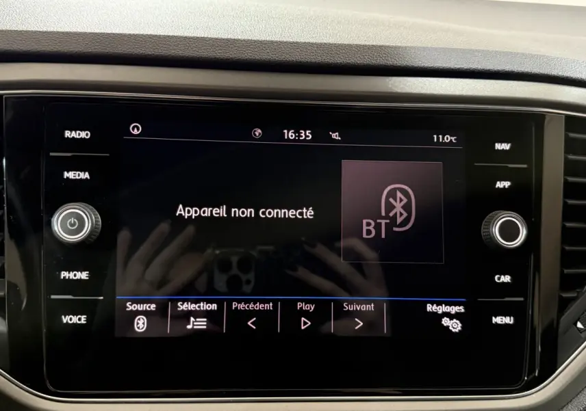 Écran tactile central du tableau de bord du Volkswagen T-Roc blanc, affichant Bluetooth non connecté.
