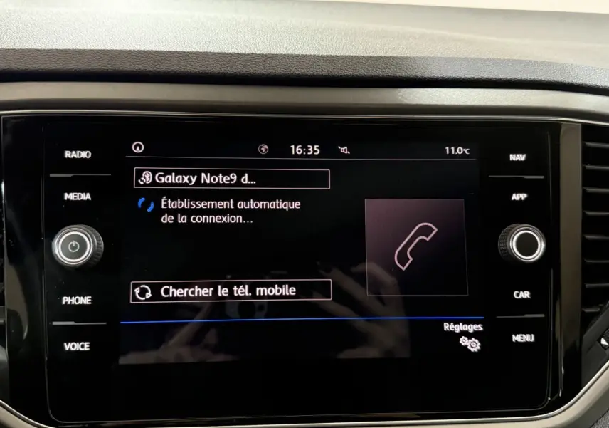 Écran tactile central du Volkswagen T-Roc blanc 2020 affichant la connexion Bluetooth d’un Galaxy Note9.