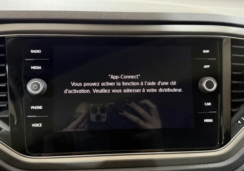 Écran tactile central du tableau de bord du Volkswagen T-Roc 2020 affichant un message d'activation App-Connect.