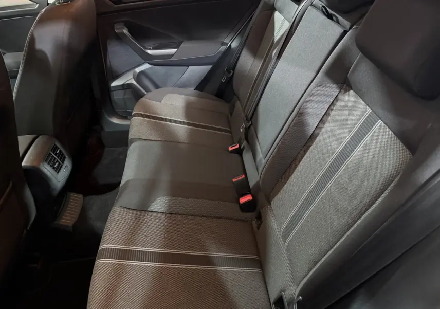 Vue intérieure côté droit des sièges arrière gris foncé avec motifs rayés du Volkswagen T-Roc 2020.