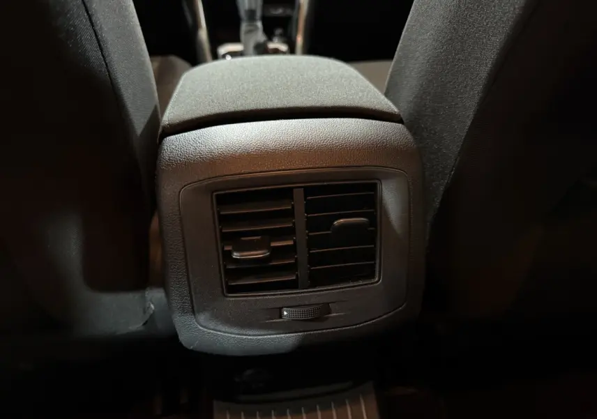 Gros plan sur la console centrale arrière avec bouches d'aération du Volkswagen T-Roc blanc 2020.