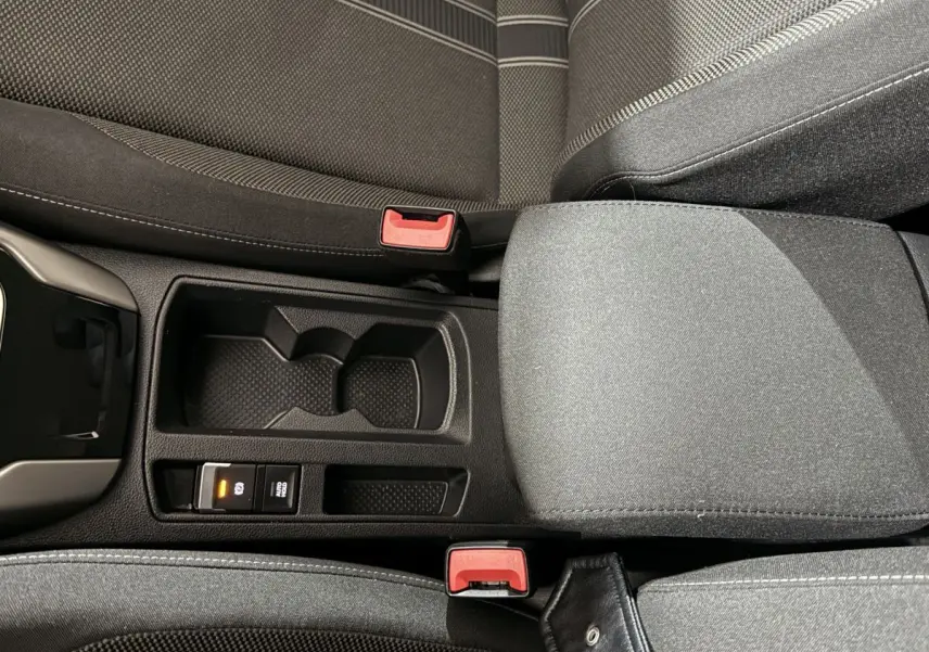 Vue rapprochée de la console centrale noire et des sièges gris foncé du Volkswagen T-Roc 1.5 TSI 2020.