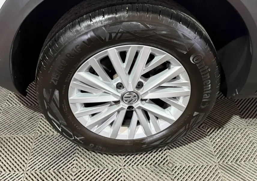 Gros plan sur la roue avant droite du Volkswagen T-Roc blanc avec jante alliage et pneu Continental.