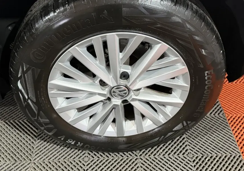 Gros plan sur la jante argentée avec logo Volkswagen d'un Volkswagen T-Roc blanc, pneu Continental EcoContact 6 visible.