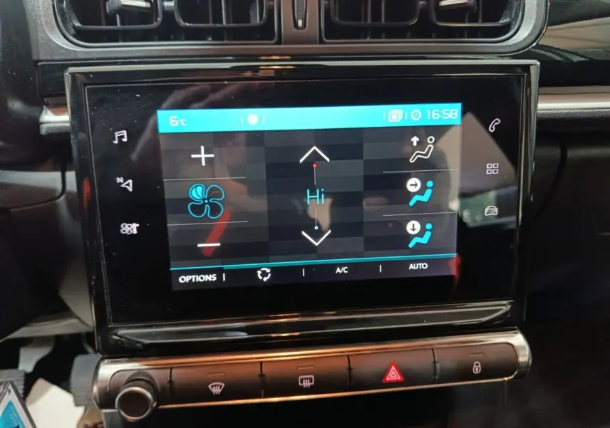 Écran tactile central de la Citroën C3 2024 affichant les réglages de climatisation, avec boutons de commande en dessous.