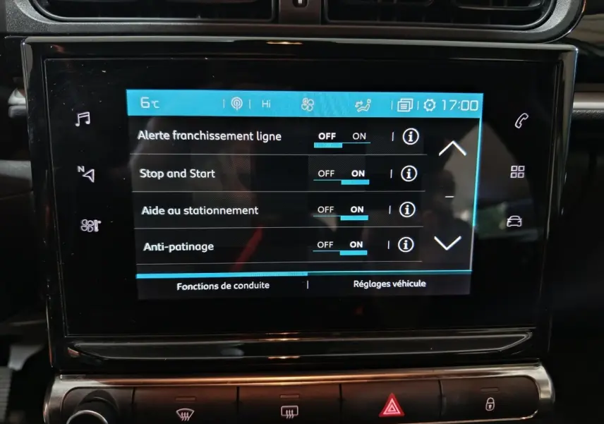 Écran tactile central de la Citroën C3 2024 affichant les réglages d’aide à la conduite, vue de face en gros plan.