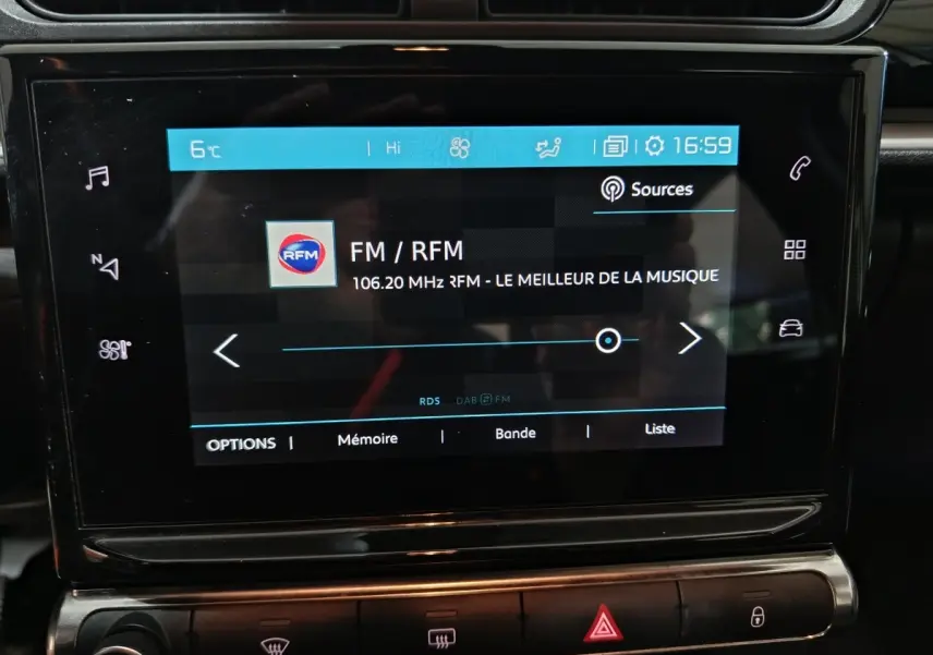 Écran tactile central de la Citroën C3 gris foncé 2024 affichant la radio FM RFM à 16h59.