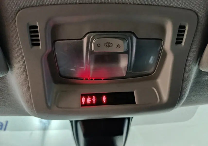 Vue rapprochée du plafonnier intérieur gris avec éclairage rouge des ceintures de sécurité dans une Citroën C3 2024.