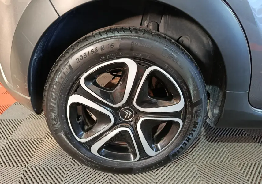 Gros plan sur la roue avant droite gris foncé d'une Citroën C3 2024 avec jante noire et inserts argentés.