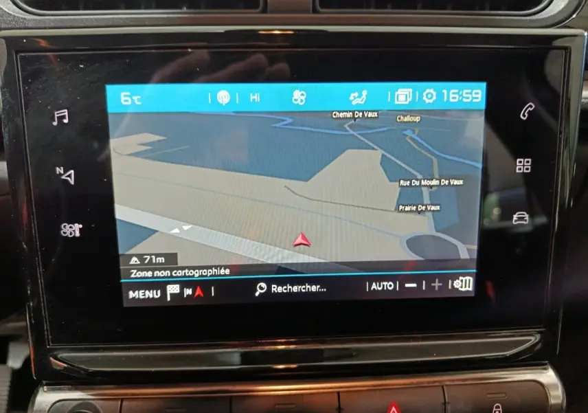 Écran tactile central du tableau de bord de la Citroën C3 gris foncé, affichant la navigation GPS.