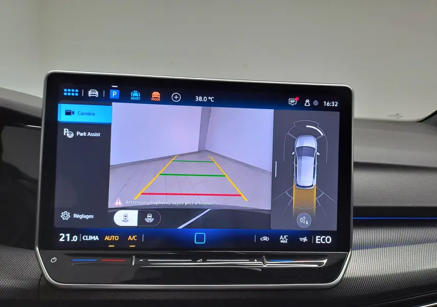 Écran tactile intérieur de la Volkswagen Golf 1.5 eHybrid 2025 montrant l’aide au stationnement avec vue caméra et affichage des capteurs.