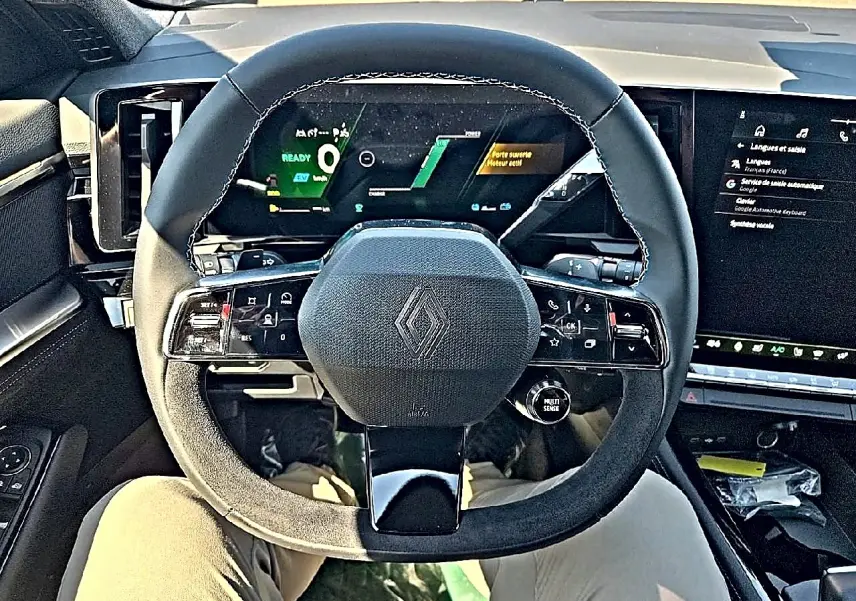 Vue intérieure centrée sur le volant multifonction noir du Renault Austral 2026 avec tableau de bord numérique et écran tactile.