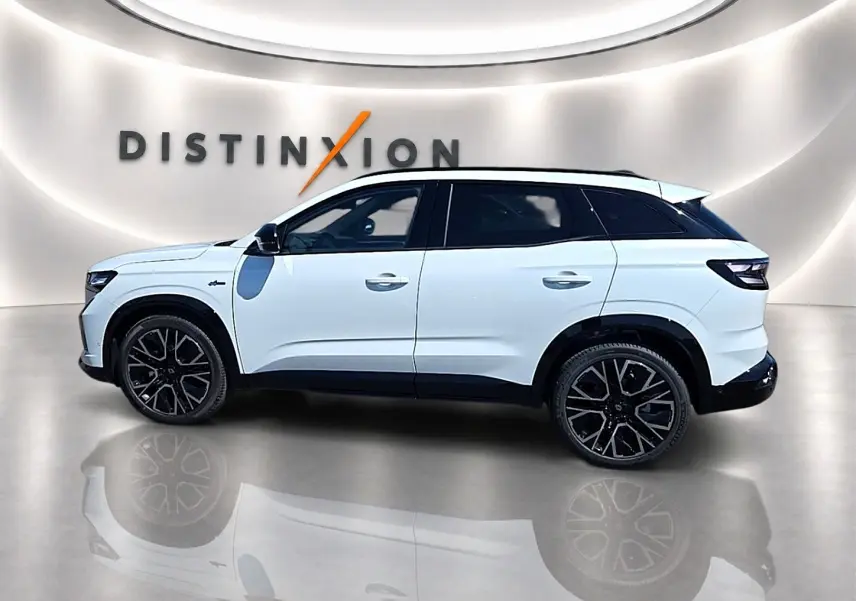 Profil droit du Renault Austral blanc nacré avec jantes noires et toit noir, sur fond lumineux avec logo Distinxion.