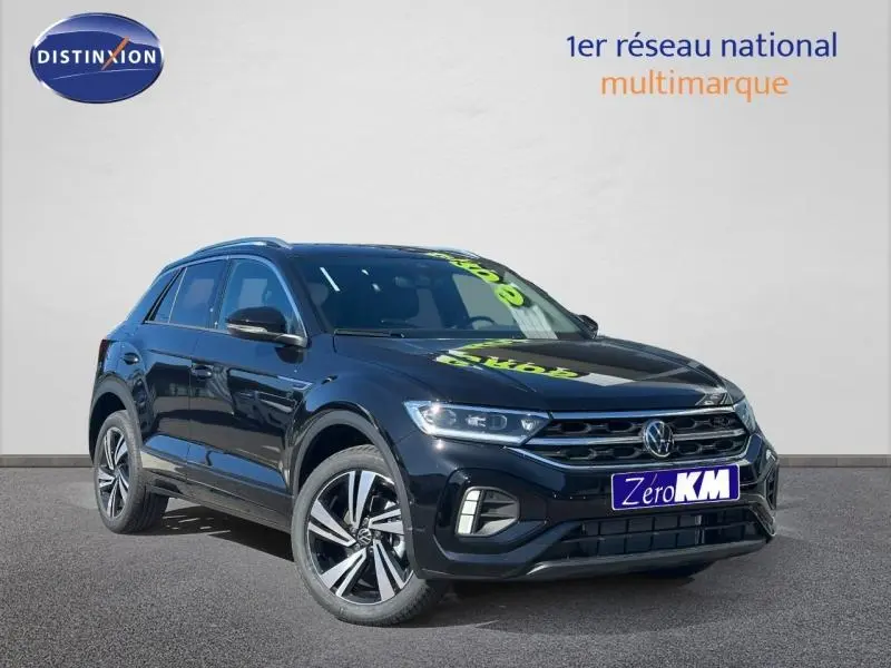 Volkswagen T-Roc noir intense nacré en 3/4 avant droit, avec jantes alu et calandre R-Line distinctive.