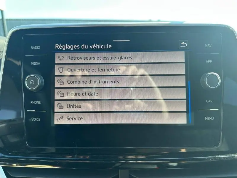 Écran tactile central du Volkswagen T-Roc 2025 noir intense nacré affichant les réglages du véhicule.