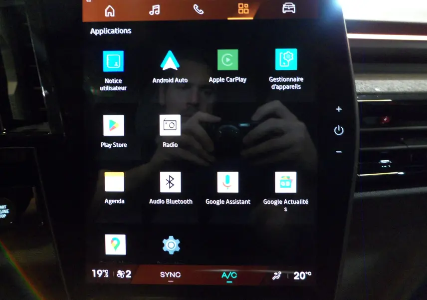Écran tactile central du Renault Rafale E-Tech Full Hybrid 200 ch, affichant les applications connectées en intérieur.