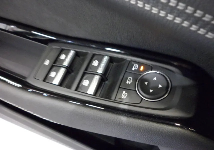 Panneau de commandes des vitres et rétroviseurs sur la portière côté conducteur d'une Renault Rafale E-Tech hybride.