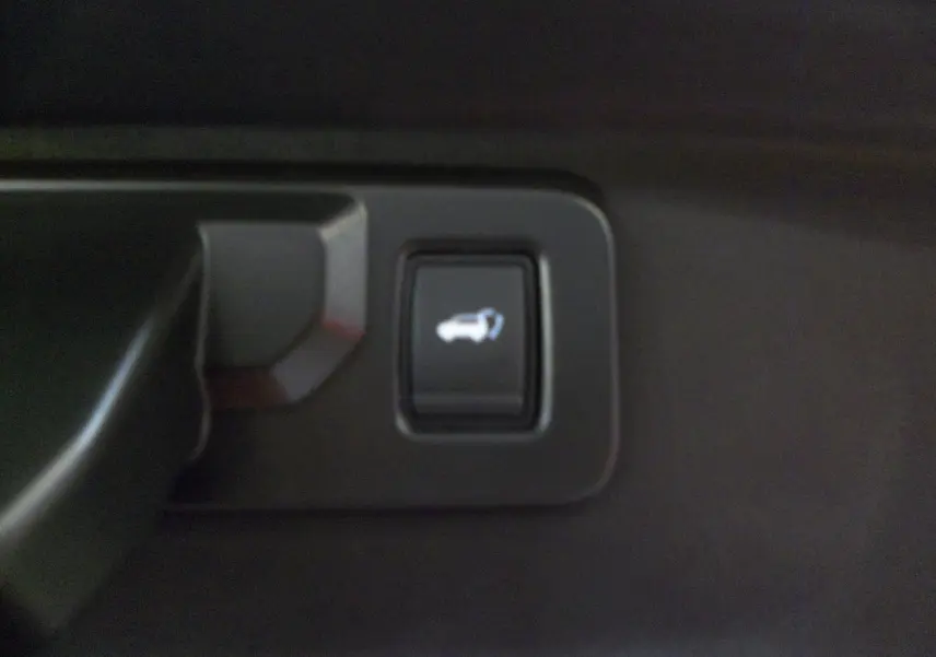 Bouton d'ouverture du coffre intérieur sur Renault Rafale E-Tech Full Hybrid 200 ch, finition rouge flamme toit noir.