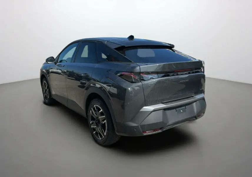 Vue 3/4 arrière gauche d'un Peugeot 3008 hybride 2025 gris titane avec toit noir et feux arrière LED distinctifs.