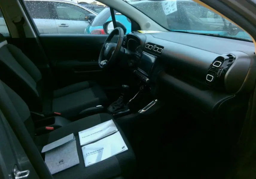 Intérieur avant du Citroën C3 Aircross gris foncé, vue côté conducteur, tableau de bord et sièges tissu Mica Grey.